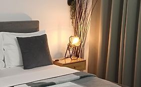 Rafina'S Blue Heart! Steps From The Beach,2 Min Walk - Walk To Rafina Main Square 10 Min, And Port About 15 Min Walk ! Ideal Vacation Base!